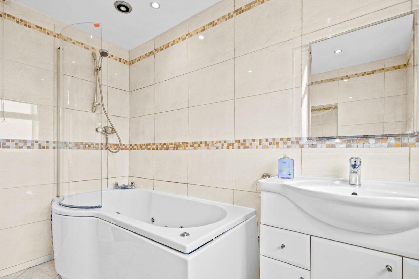 Spacious 5 Bedroom House Nottingham Exterior photo